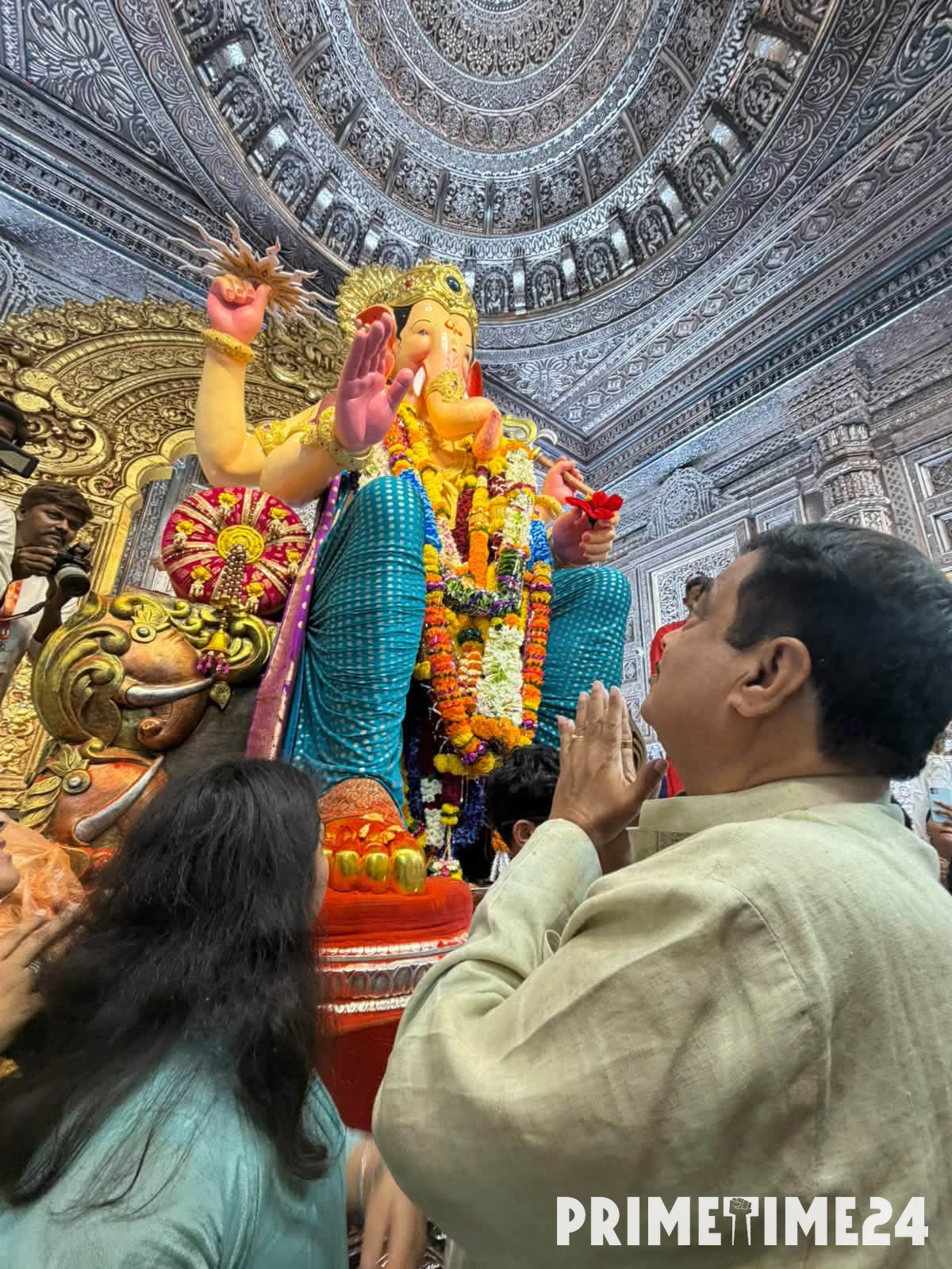 नितिन गडकरी ने सहपरिवार किए लालबागचा राजा के दर्शन