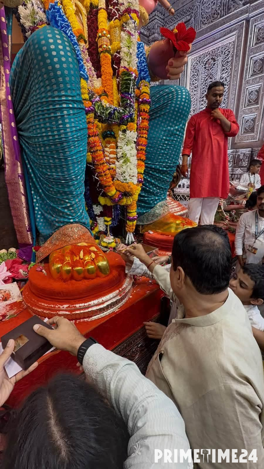 नितिन गडकरी ने सहपरिवार किए लालबागचा राजा के दर्शन