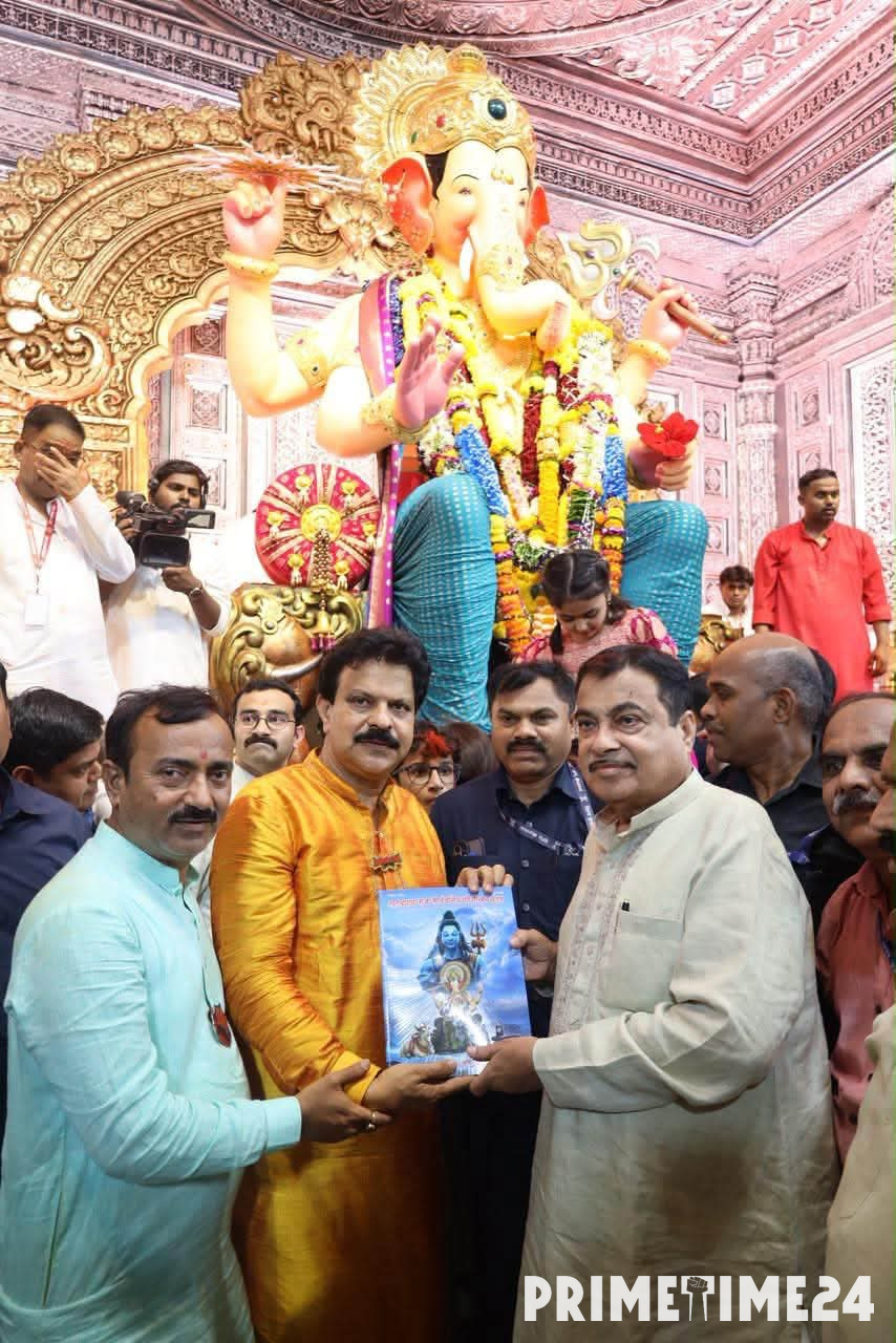 नितिन गडकरी ने सहपरिवार किए लालबागचा राजा के दर्शन