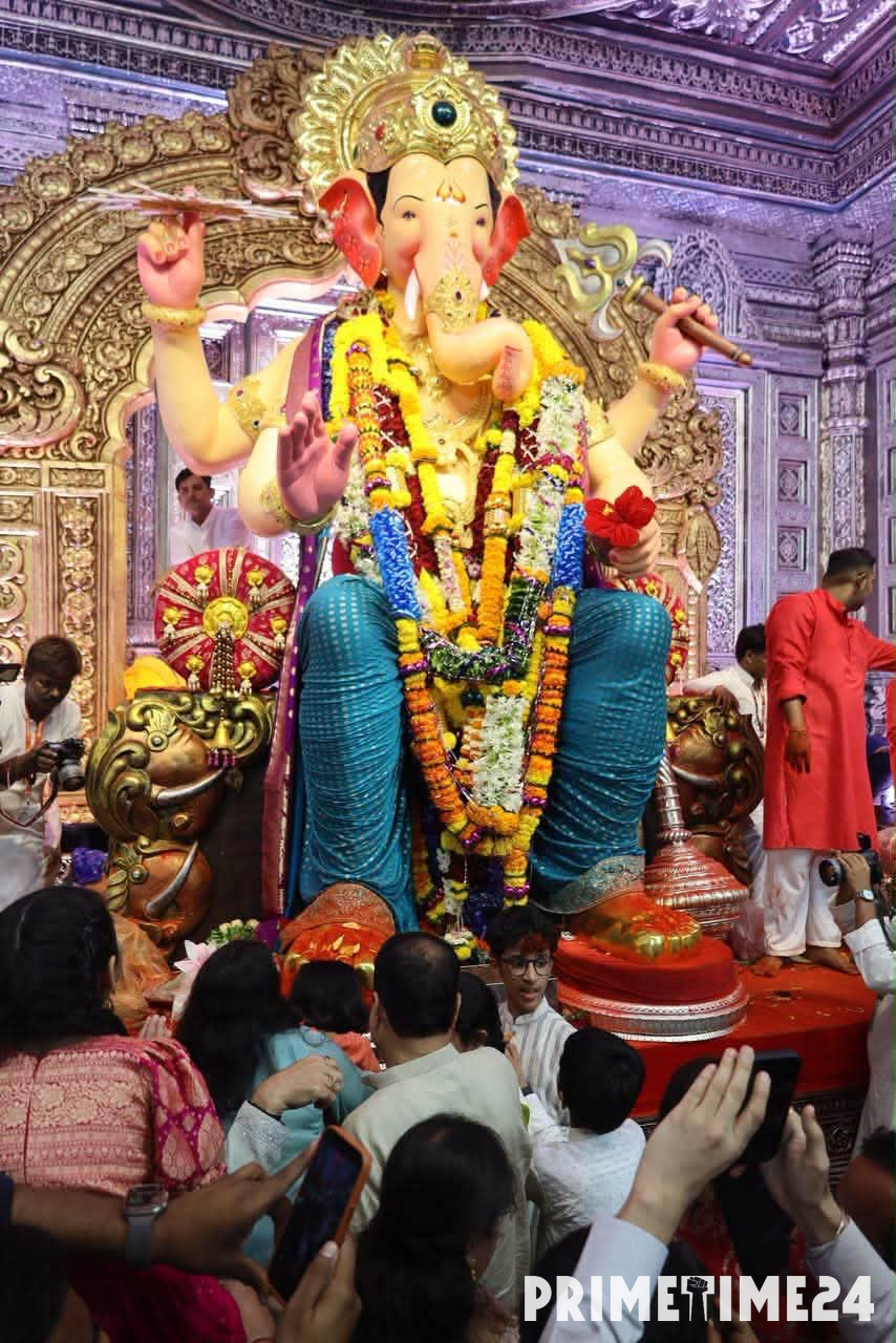 नितिन गडकरी ने सहपरिवार किए लालबागचा राजा के दर्शन
