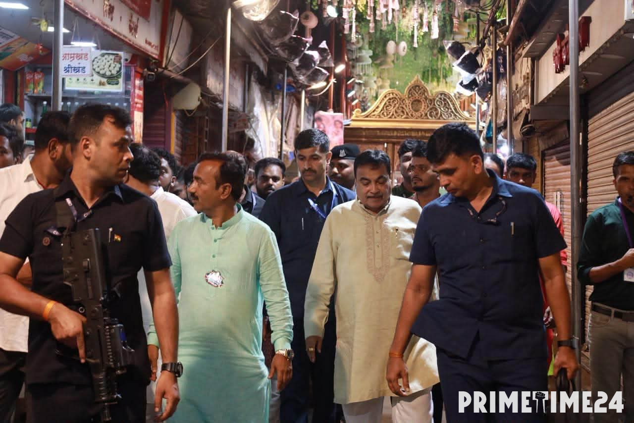 नितिन गडकरी ने सहपरिवार किए लालबागचा राजा के दर्शन