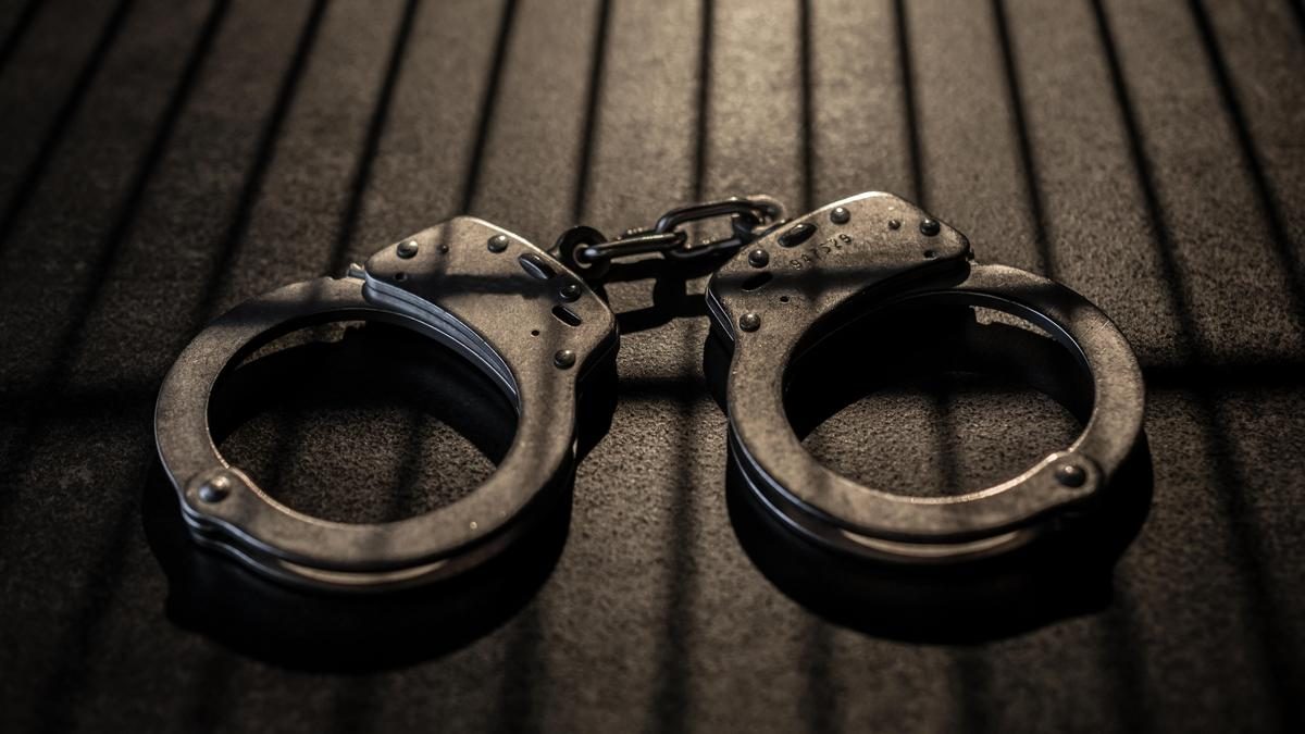 बेंगलुरु के एईसीएस लेआउट में बेसबॉल बल्ले से दो लोगों पर कथित रूप से हमला करने के बाद एक व्यक्ति गिरफ्तार