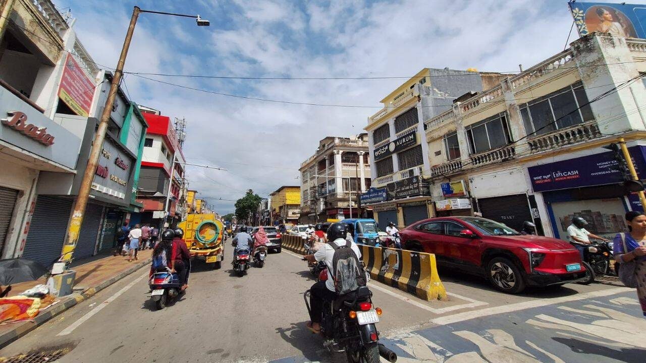 कर्नाटक बंदः बेंगलुरु में स्कूल, दुकानें सामान्य रूप से काम करने के कारण कम प्रतिक्रिया देखी गई, रामनगर में आंशिक रूप से बंद