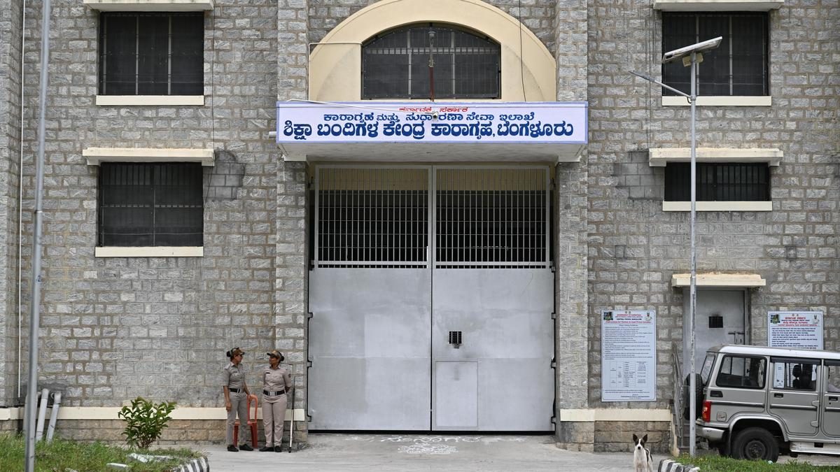ಬೆಂಗಳೂರು ಜೈಲಿನೊಳಗೆ ಪ್ರಜ್ವಲ್ ರೇವಣ್ಣ ಬಳಸಿದ ಮೊಬೈಲ್ ಫೋನಿನ ಮೂಲದ ತನಿಖೆಗೆ ಡಿಜಿ ಜೈಲು ಆದೇಶ