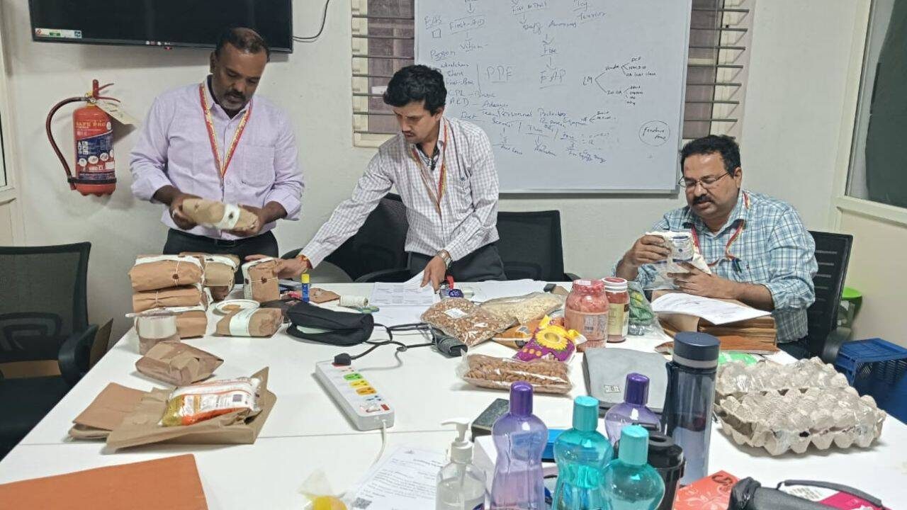 ಝೊಮಾಟೊ ಹೈಪರ್ ಪ್ಯೂರ್ ಘಟಕದಲ್ಲಿ ಲೇಬಲಿಂಗ್, ಶೇಖರಣಾ ದೋಷಗಳು ಕಂಡುಬಂದಿವೆ ಎಂದು ಆಹಾರ ಸುರಕ್ಷತಾ ಅಧಿಕಾರಿಗಳು ತಿಳಿಸಿದ್ದಾರೆ.