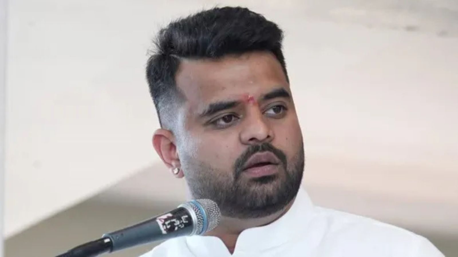 ಮಾಜಿ ಸಂಸದ ಪ್ರಜ್ವಲ್ ರೇವಣ್ಣ ಅವರ ಜೈಲಿನ ಸೆಲ್ನಿಂದ ಆಂಡ್ರಾಯ್ಡ್ ಫೋನ್ ವಶಪಡಿಸಿಕೊಳ್ಳಲಾಗಿದೆ.