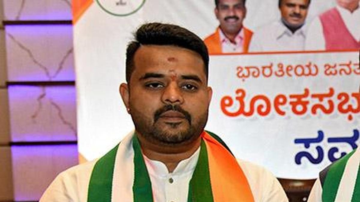 ಬೆಂಗಳೂರಿನ ಮಾಜಿ ಸಂಸದ ಪ್ರಜ್ವಲ್ ರೇವಣ್ಣ ಅವರ ಜೈಲು ಕೋಶದಲ್ಲಿ ಮೊಬೈಲ್ ಫೋನ್ ಪತ್ತೆ, ಸಹಾಯಕ ಸೂಪರಿಂಟೆಂಡೆಂಟ್ ಅಮಾನತು
