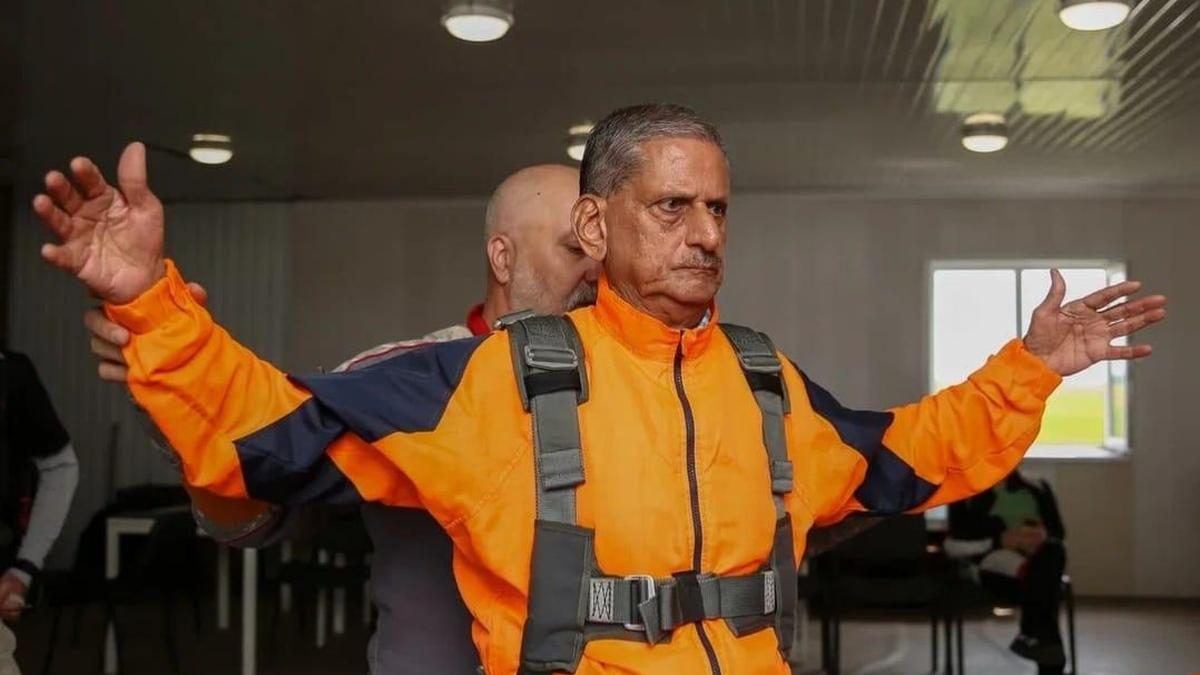 ಮ್ಯಾರಥಾನ್ ನಂತರ ಸ್ಕೈಡೈವ್ ಮಾಡಿದ 77 ವರ್ಷದ ಸೇನಾ ಅನುಭವಿ ಸೈಬೀರಿಯಾದಲ್ಲಿ ಡಬಲ್ ಅಡ್ವೆಂಚರ್ ಅನ್ನು ಪೂರ್ಣಗೊಳಿಸಿದರು