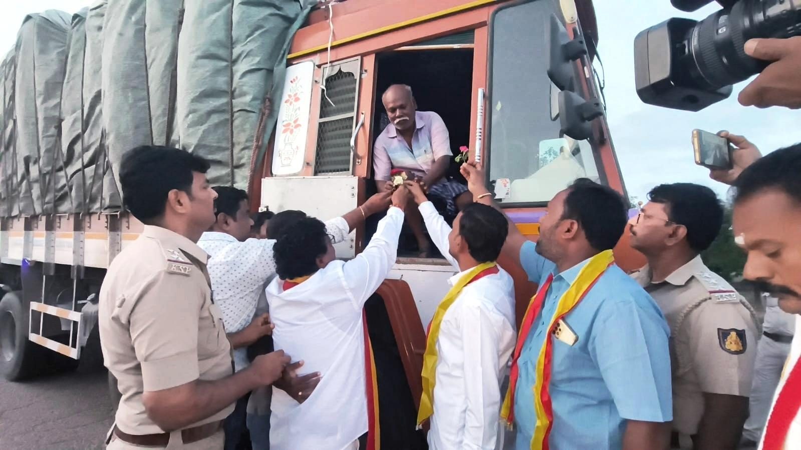 राष्ट्रीय राजमार्ग पर कोप्पल के गांधीगिरी में कावेरी विवाद पर प्रदर्शनकारियों ने तमिलनाडु के ट्रक चालकों को गुलाब चढ़ाए