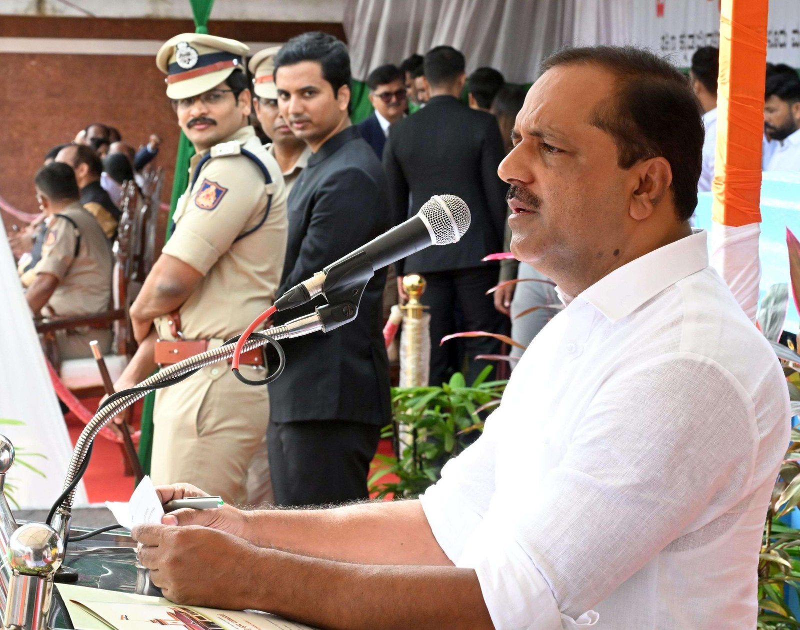 Khader defends proposed Bill, backs Zameer amid flag-hoisting row