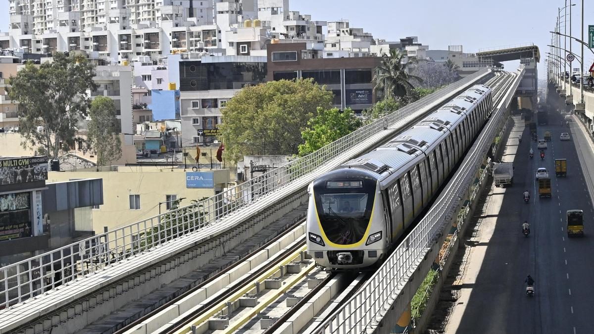 ಬೆಂಗಳೂರು, ನಮ್ಮಾ ಮೆಟ್ರೋ 15ನೇ ಹಳದಿ ಮಾರ್ಗ ರೈಲು ಸಂಚಾರ ಆರಂಭಿಸಿದ್ದು, ಗರಿಷ್ಠ ಸಮಯದ ಸೇವೆಗಳನ್ನು ಆರು ನಿಮಿಷಗಳಿಗೆ ಇಳಿಸಲಾಗಿದೆ.