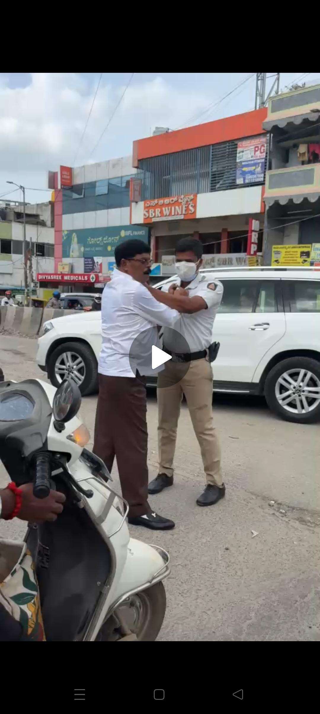 बेंगलुरु में जे. डी. (एस) के कार्यकर्ता ने ड्यूटी पर तैनात यातायात पुलिसकर्मी पर हमला किया