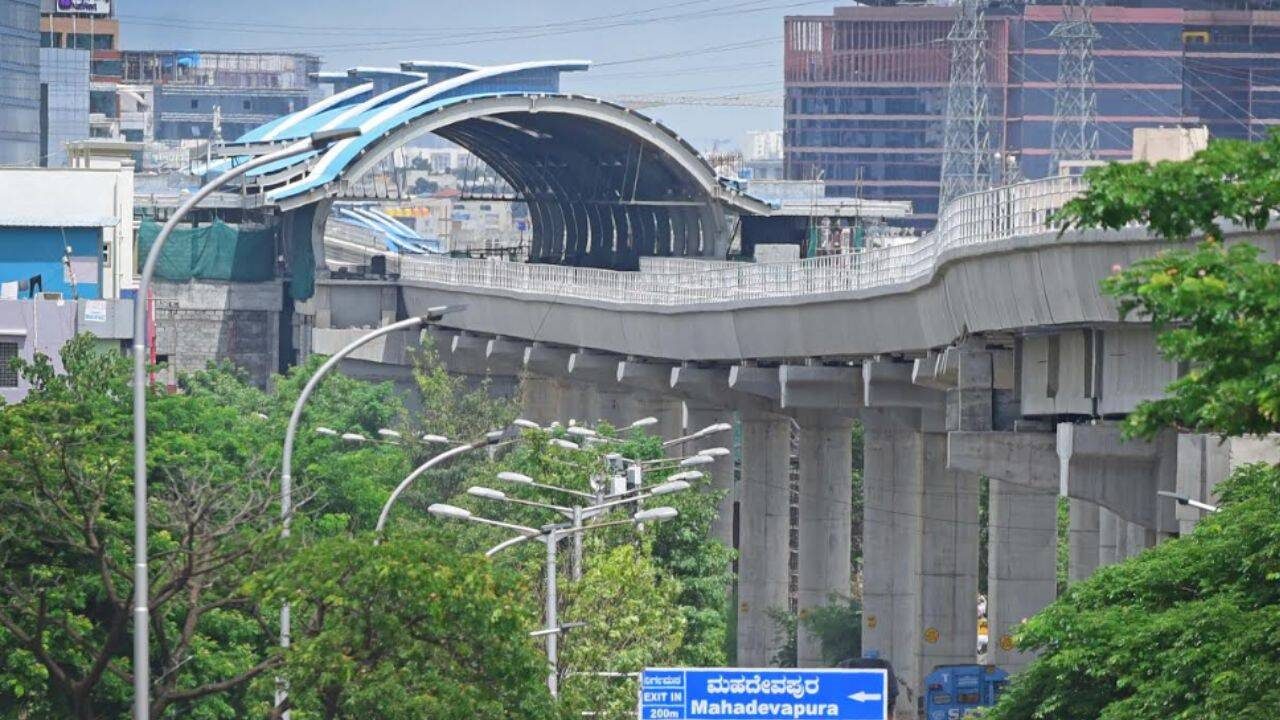 ಬೆಂಗಳೂರಿನ 19 ಕಿ. ಮೀ. ಉದ್ದದ ಬ್ಲೂ ಲೈನ್ ಮತ್ತೊಂದು ವಿಳಂಬವನ್ನು ಎದುರಿಸುತ್ತಿದೆಃ ಮೆಟ್ರೋ ಮತ್ತು ಒಆರ್ಆರ್ ರಸ್ತೆ ಕೆಲಸಗಳು ಪ್ರಯಾಣಿಕರನ್ನು ಏಕೆ ಬಾಧಿಸಬಹುದು