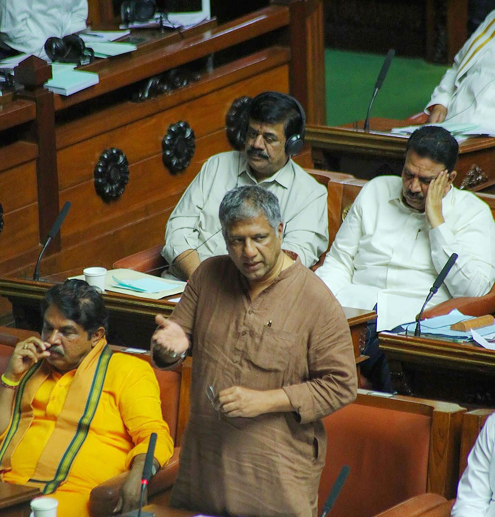 Oppn blocks cleansing resolution, disrupts House for a second day