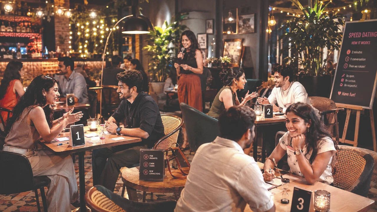 स्वाइप करते-करते थक गए? बेंगलुरु के एकल लोग कनेक्शन खोजने के लिए ऑफ़लाइन जा रहे हैं
