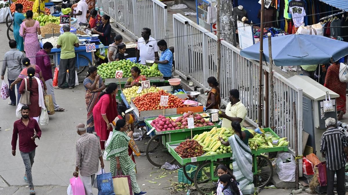 बेंगलुरुः खराब बारिश और बुवाई, त्योहारों की मांग से सब्जियों की कीमतें बढ़ीं