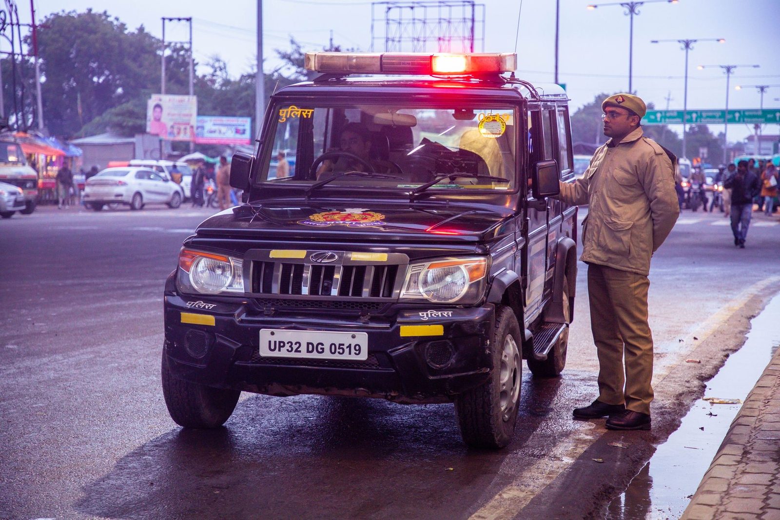 पुणे: बटन दबाते ही गायब हो जाती थी नंबर प्लेट, गाड़ी पर निकले 51 ओवरस्पीडिंग के चालान
