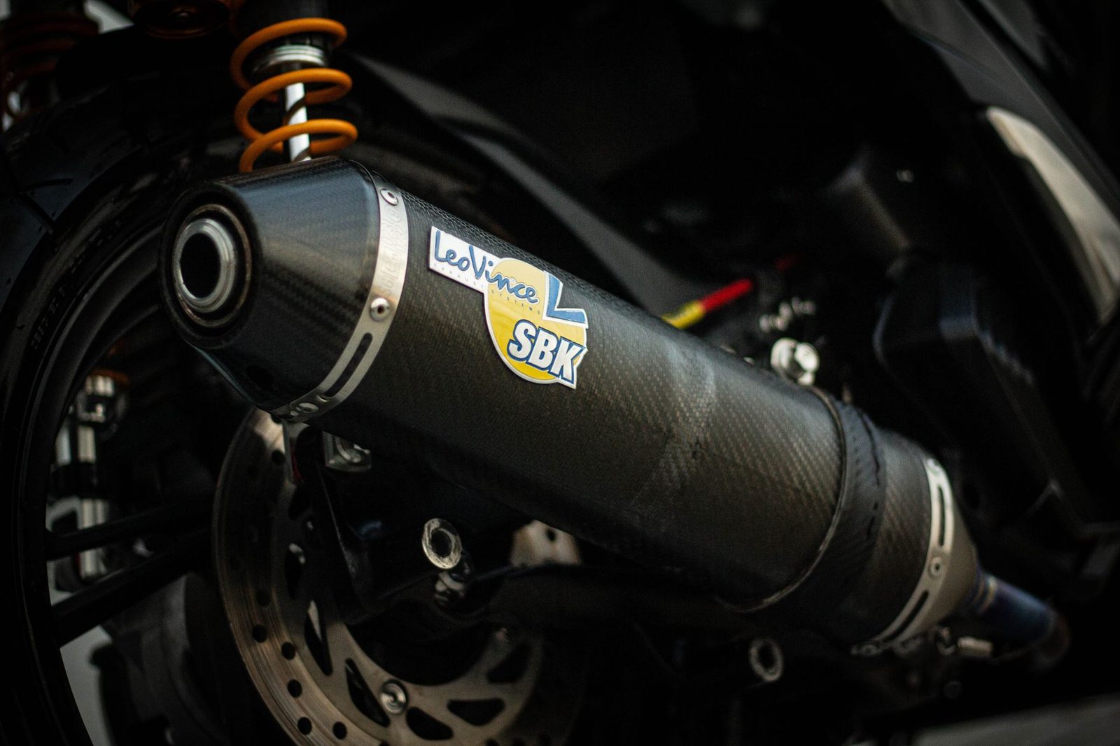 अॅस्टन मार्टिनची पहिली रस्त्यावर धावणारी बाईक; 130 bhp इंजिन, फक्त 300 युनिट्स