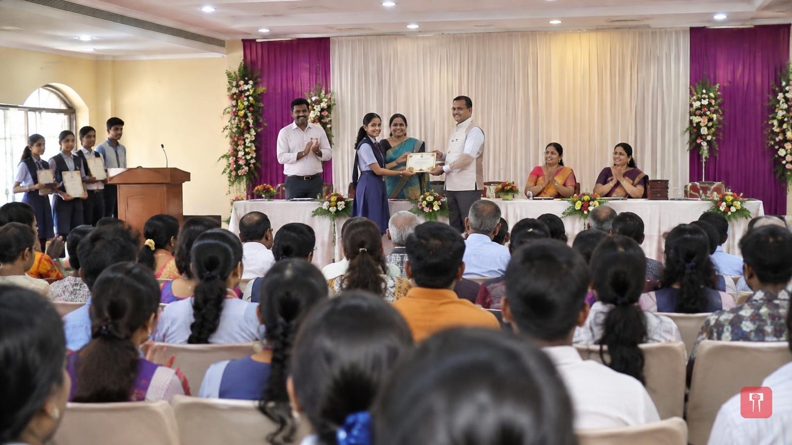 चंद्रपूर में मेधावी छात्रों और आदर्श नागरिकों का सम्मान समारोह, विधायक डॉ. अभिजीत वंजारी का मार्गदर्शन