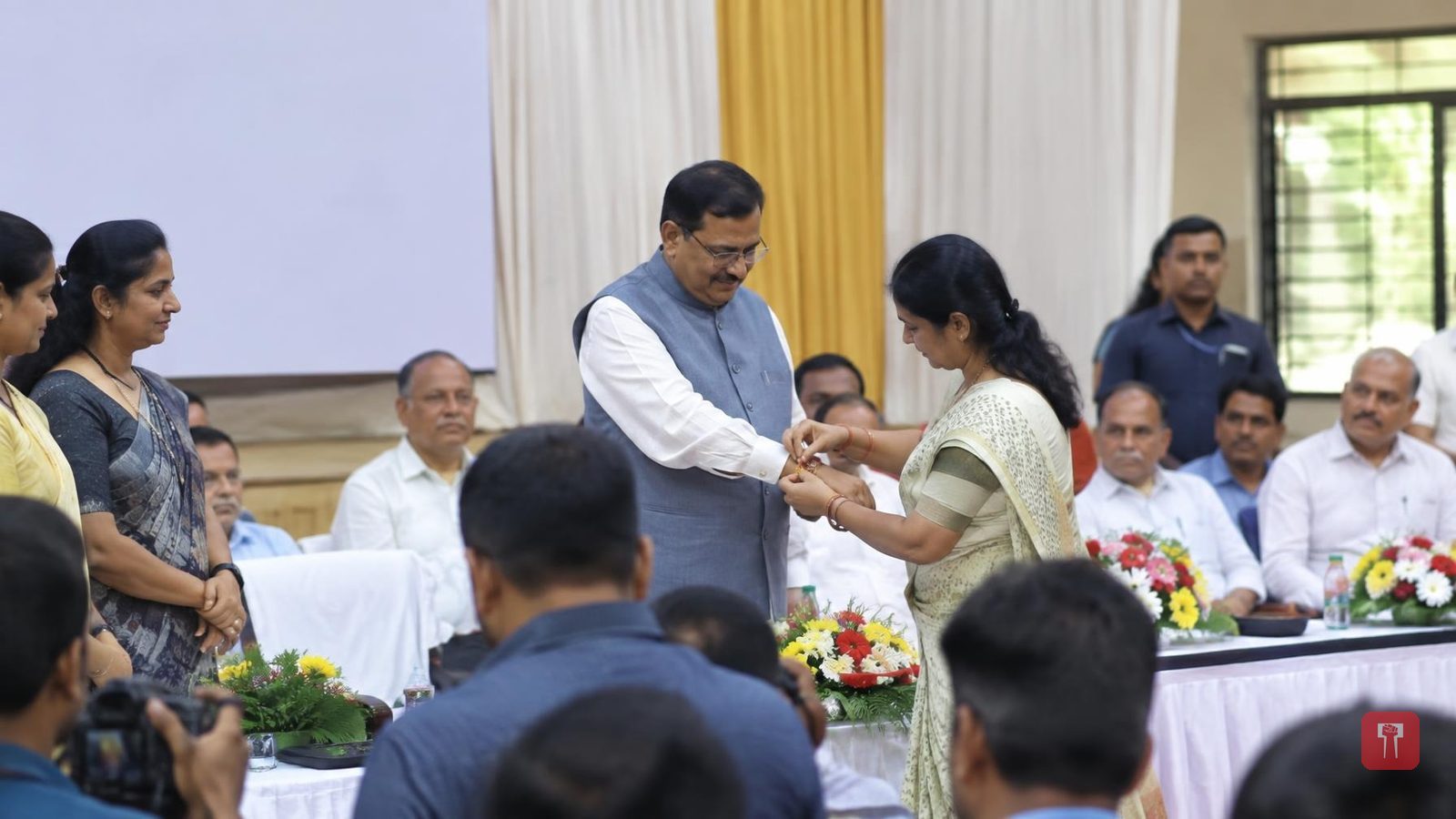 पति को नई जिंदगी मिली, सोनाली भुरसे ने विधायक सुधीर मुनगंटीवार को बांधी राखी