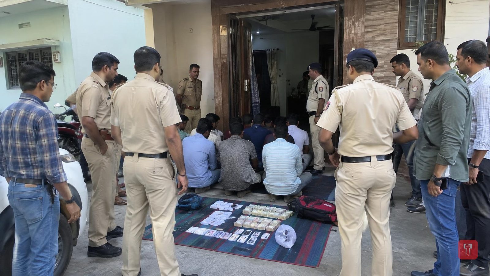 वर्धा: सतीश हुके के घर में चल रहे पत्तों के जुगार पर पुलिस का छापा, तेरह पकड़े