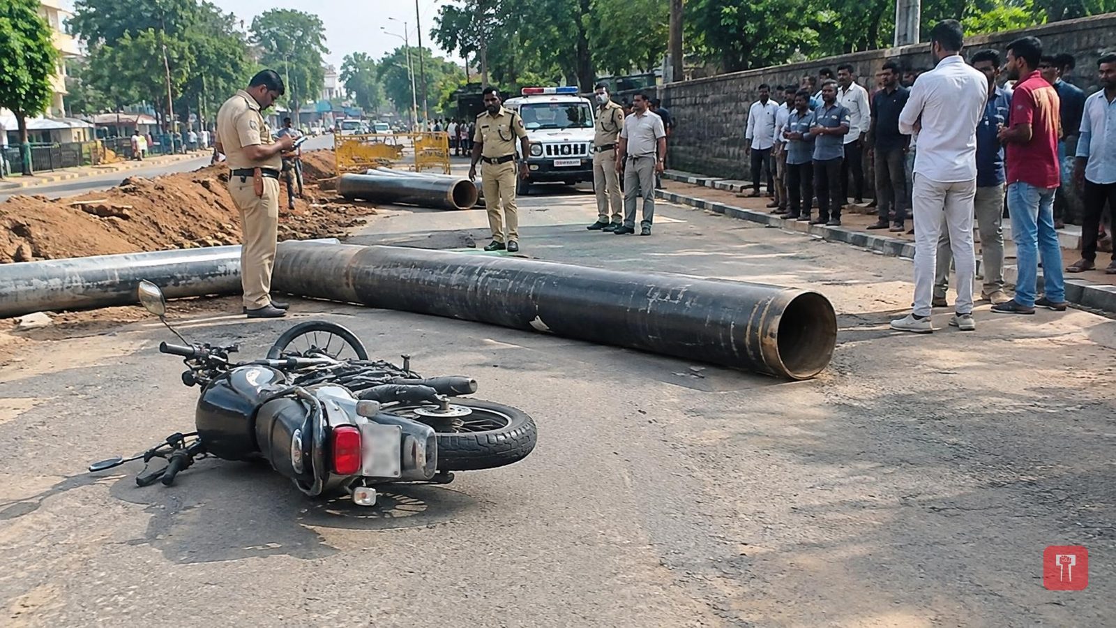 नाशिक: सड़क पर रखे पाइप से बाइक टकराई, युवक की मौत, ठेकेदार पर कार्रवाई की मांग