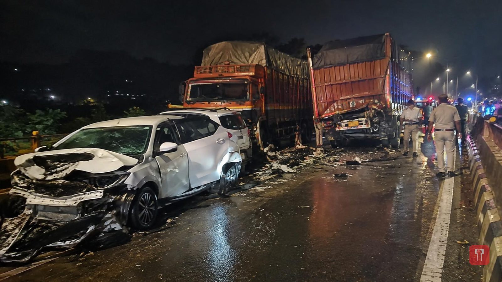 जांभुळवाडीतील दरी पुलावर ट्रकचा भीषण अपघात, दोघांचा मृत्यू; बारा जण जखमी