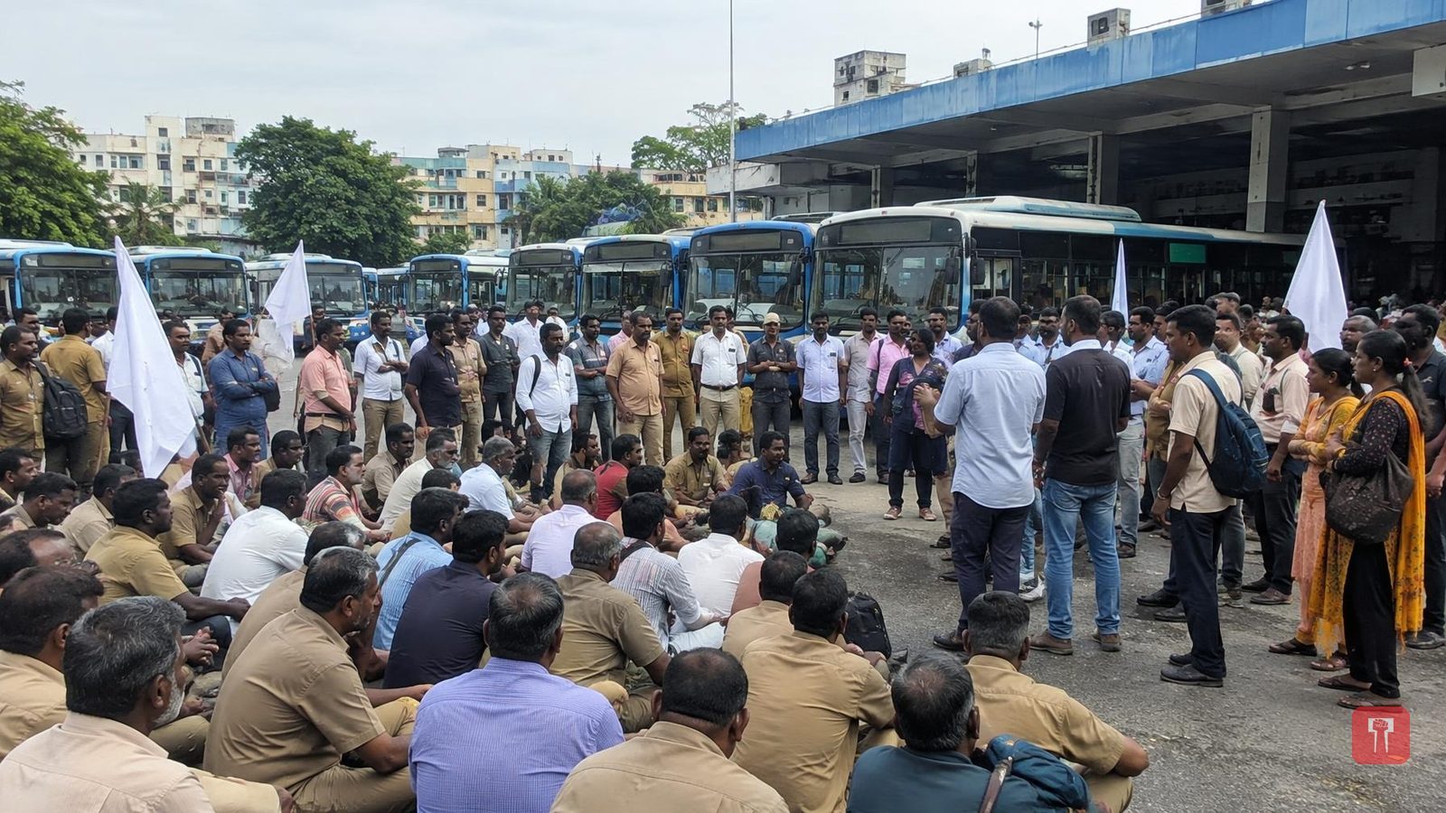 गणेशोत्सव में वसई विरार में बस सेवा ठप्प, हजारों यात्री परेशान