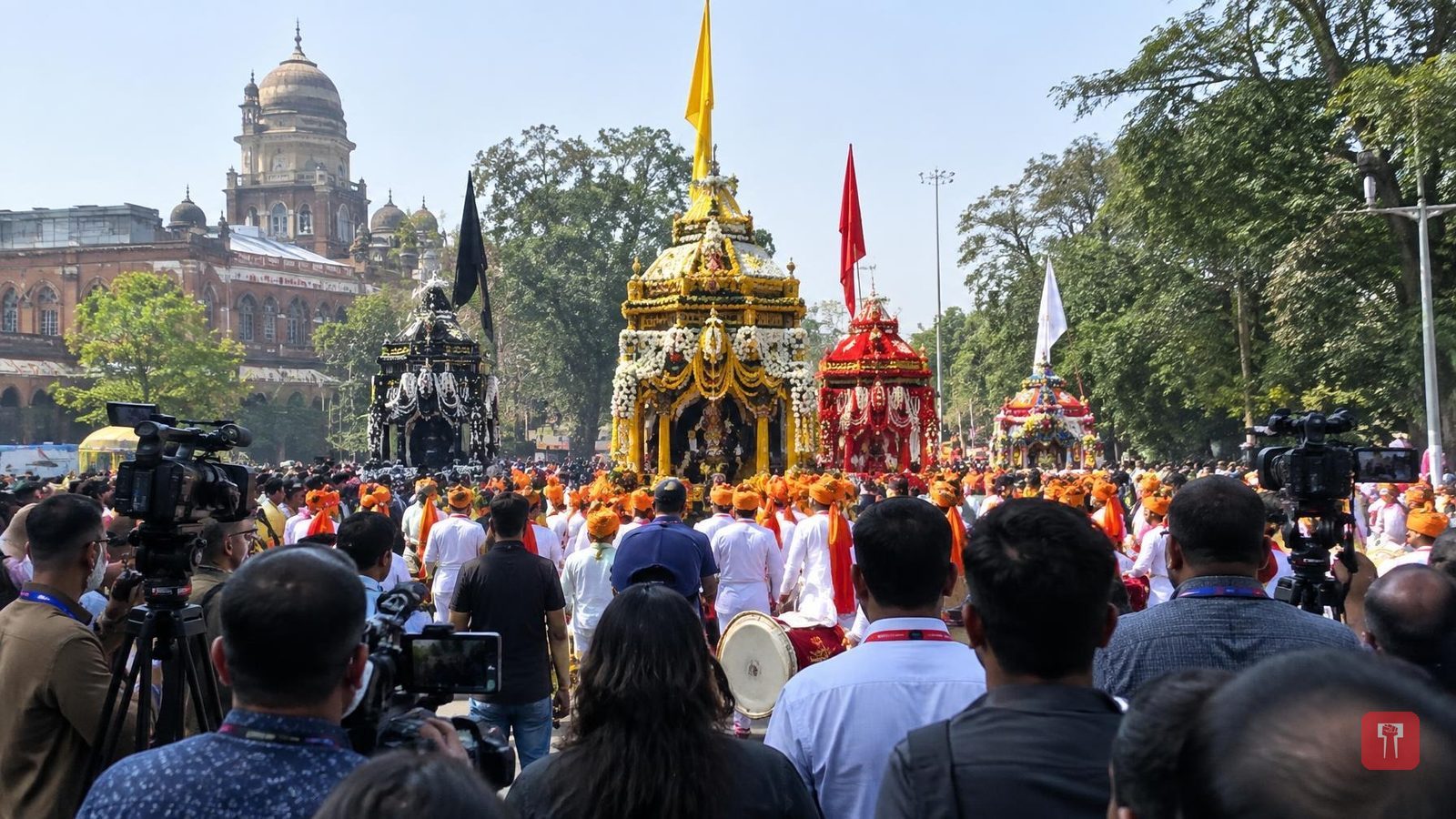 फडणवीस, विदेशी वाणिज्य दूत और बॉलीवुड सितारों की मौजूदगी में नागपुर की मारबत परंपरा को मिली वैश्विक पहचान