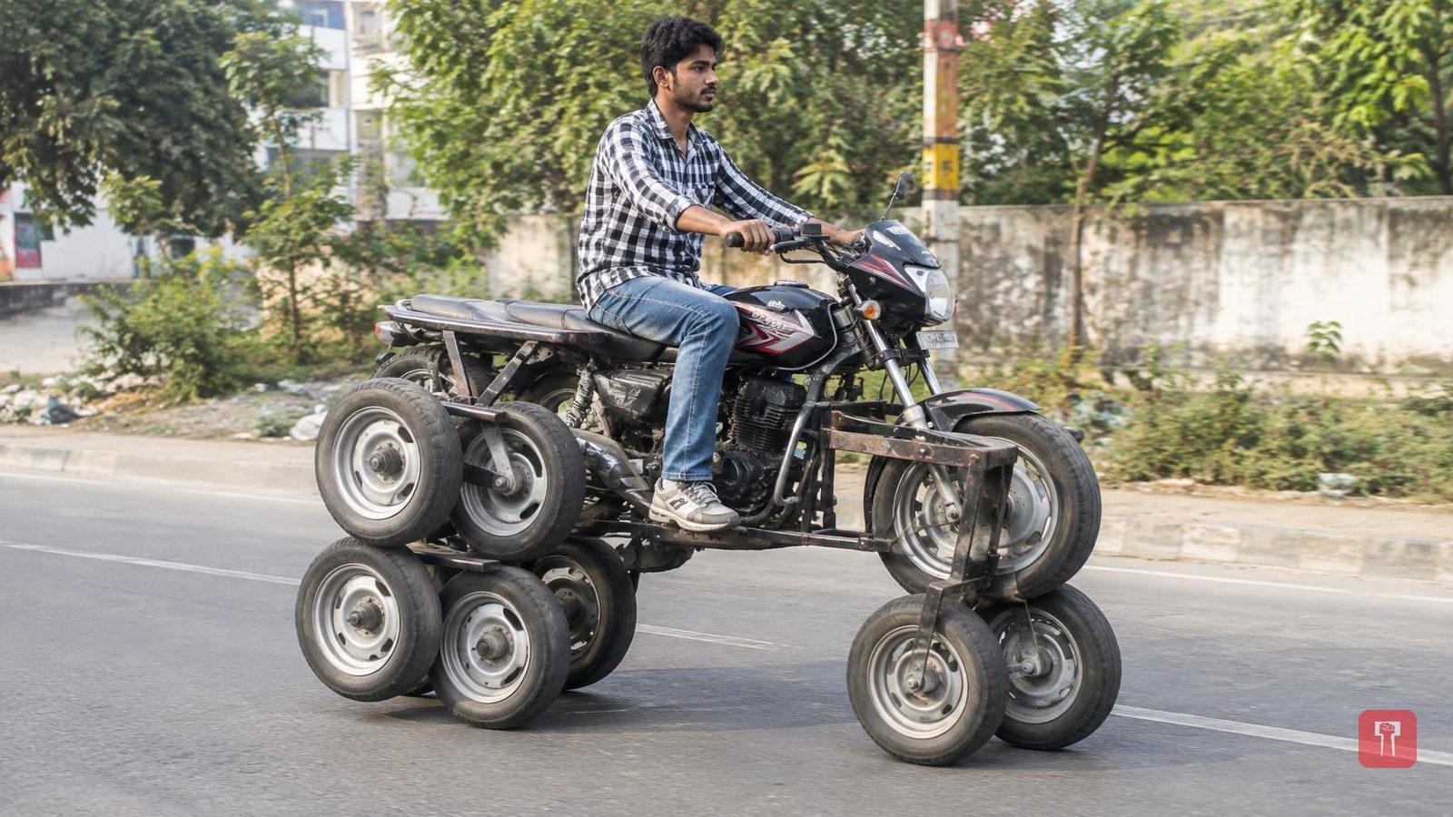 तरुणाच्या जुगाडाला तोड नाही! एक-दोन नाही तर तब्बल सहा चाकांची बाईक बनवली, पाहून यूजर्स डोळे विस्फारले; Video