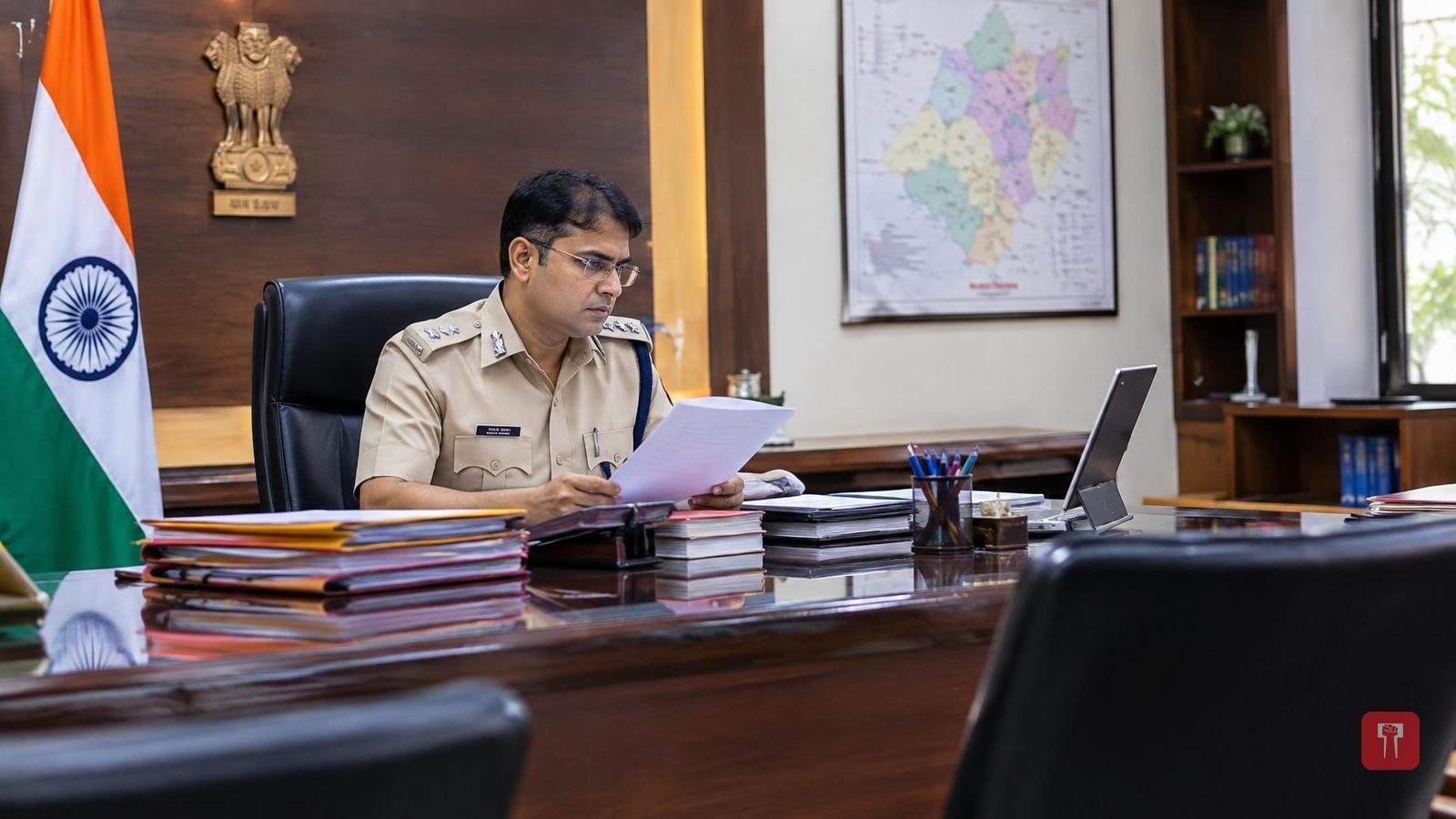 IAS अधिकाऱ्याला निलंबित करण्याचे अधिकार राज्याकडे की केंद्राकडे, नियम काय सांगतो?
