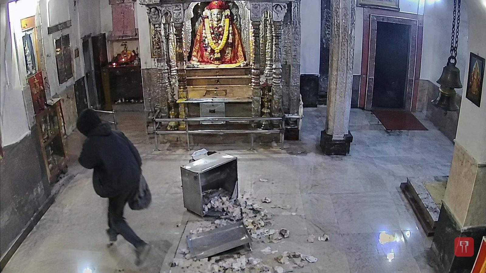 वर्ध्यातील जागृत भवानी मातेच्या मंदिरात चोरी, दानपेटी फोडून चोरट्याने नेले ३० हजार रुपये