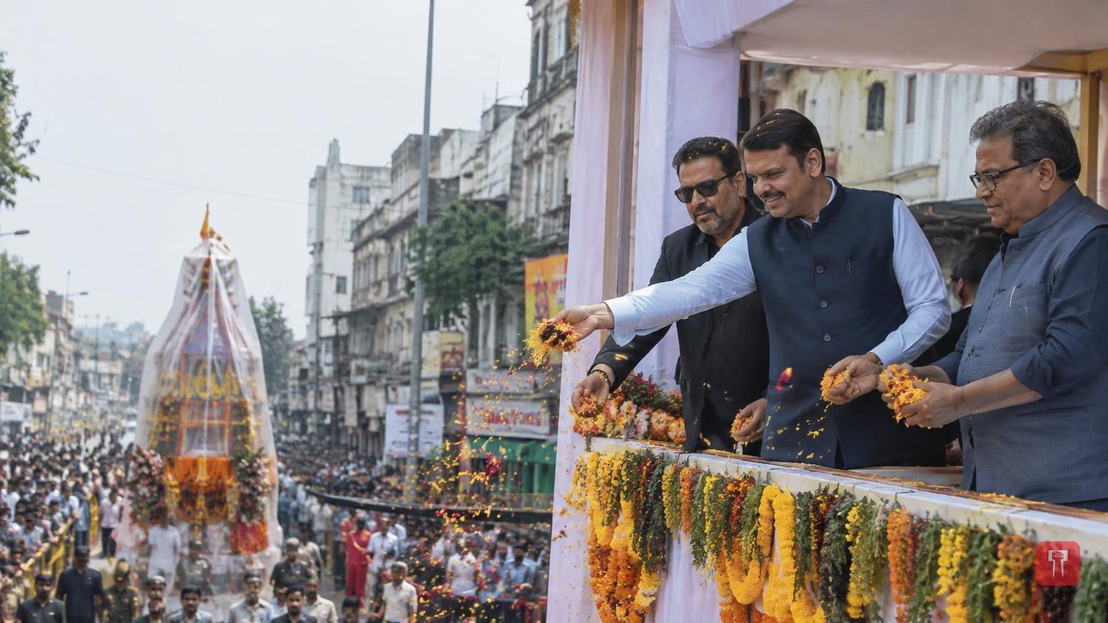 मारबत महोत्सव में सीएम फडणवीस, जॉकी श्रॉफ समेत विदेशी मेहमान शामिल हुए