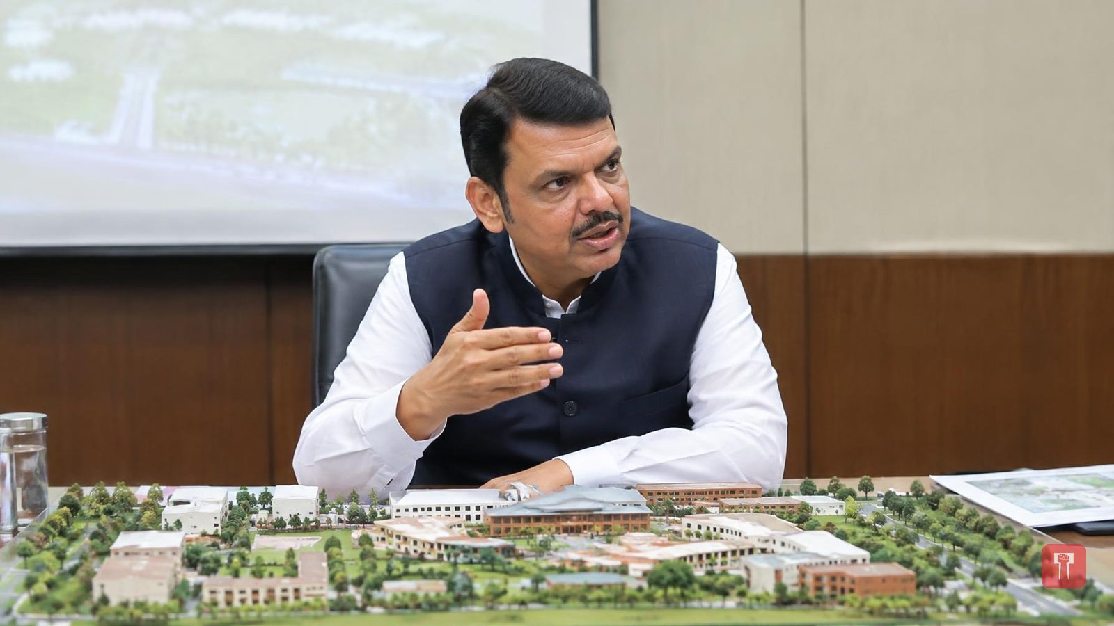 गोंडवाना विद्यापीठाचा नवा परिसर भविष्यातील गरजांनुसार उभारा - फडणवीस