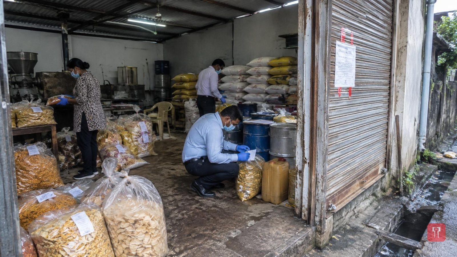 FDA की धड्डक कार्रवाई: शिळ-दिवा रोड पर फरसाण-वेफर्स बनाने वाली 11 यूनिट्स सील, 20 लाख का माल जब्त