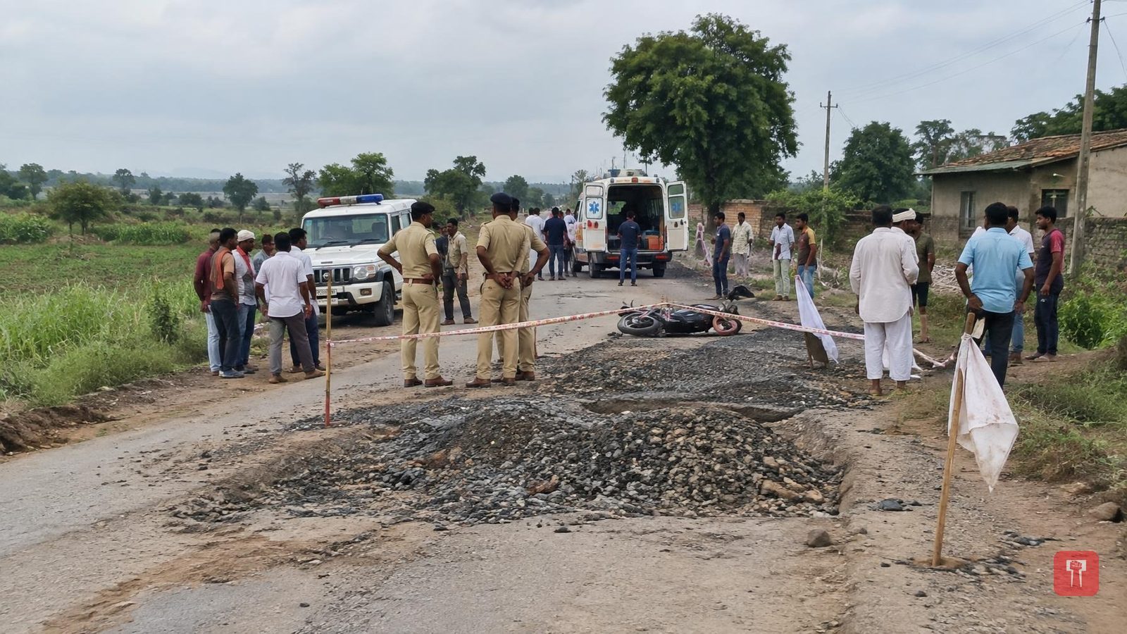 सावनेर के जैतपुर में बाइक फिसलने से युवक की मौत, खराब सड़क पर तीन घंटे रास्ता रोको