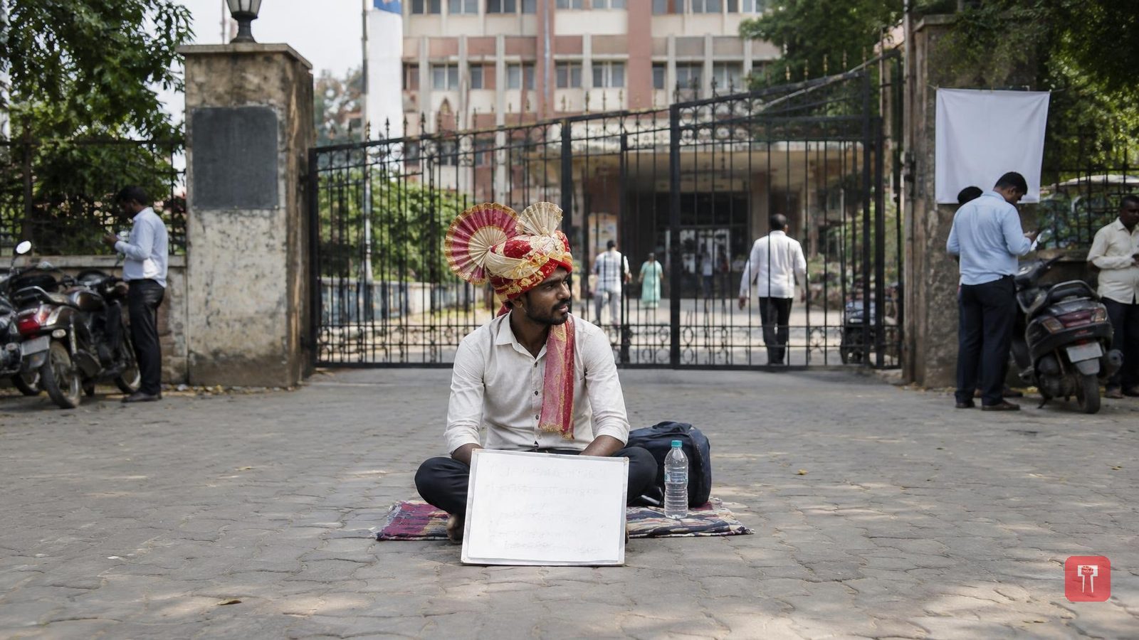 "शादी के लिए लड़की दोगे क्या?" सोलापुर में युवक का अनोखा प्रदर्शन, मांगों पर चर्चा