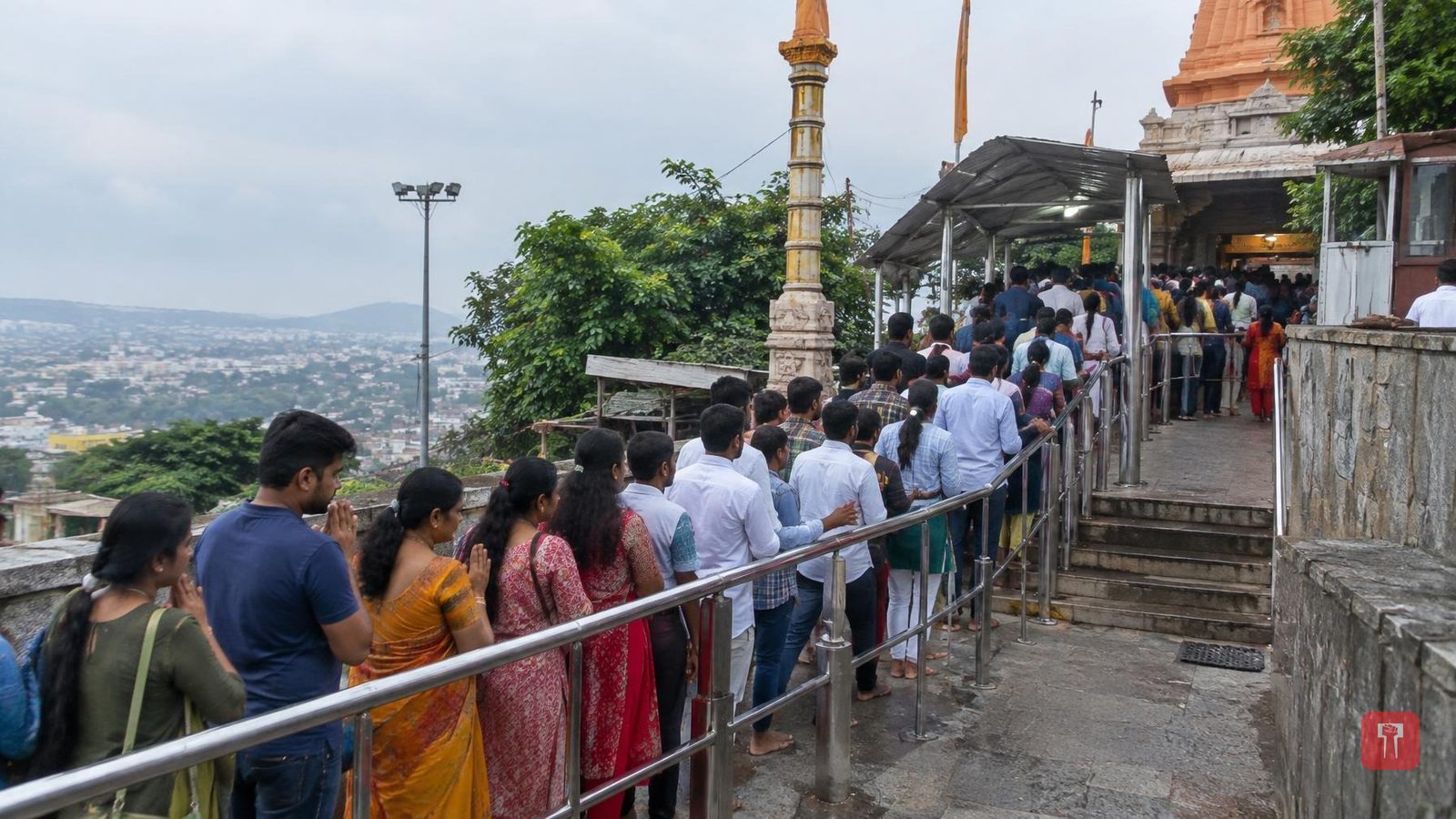 गणेश चतुर्थी पर नागपुर के टेकड़ी गणपति मंदिर में भक्तों की भारी भीड़