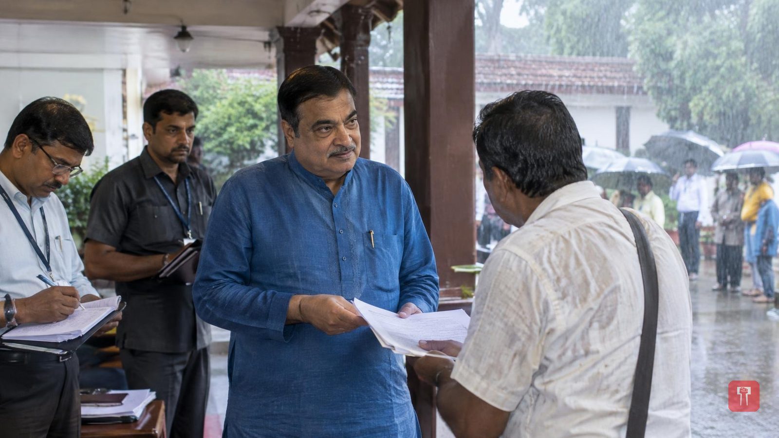 तेज बारिश में भी नहीं थमी भीड़, गडकरी के जनसंपर्क में उमड़े नागपुरवासी, दिए निर्देश
