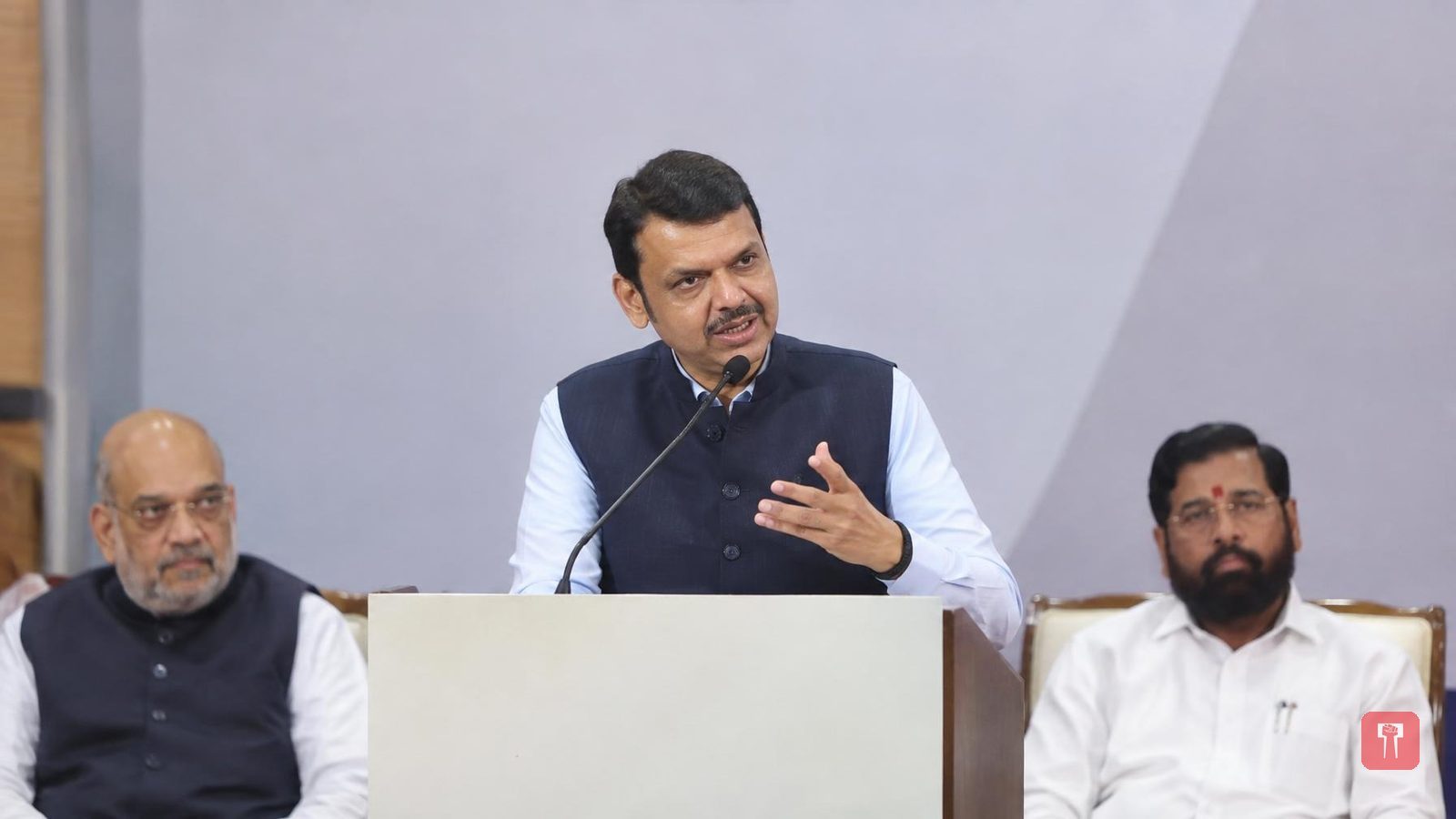 हिंदी दिवस कार्यक्रम में फडणवीस बोले, मराठी मां तो हिंदी मौसी जैसी