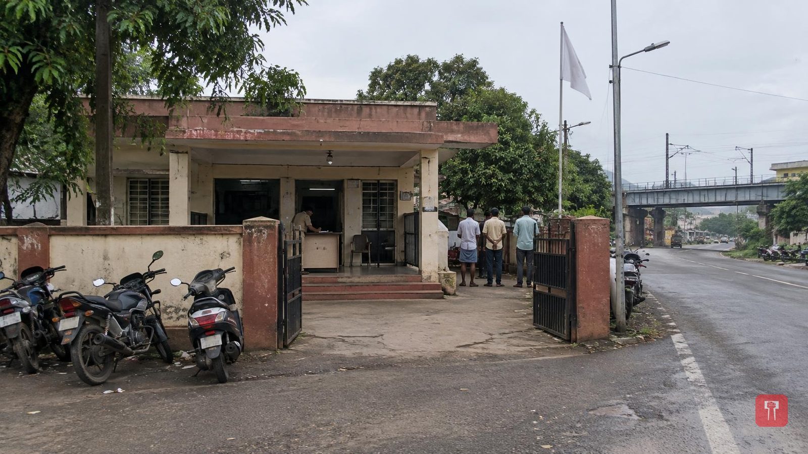 कर्जत में महिला का पीछा कर छेड़छाड़, पुलिसकर्मी समेत दो पर केस दर्ज