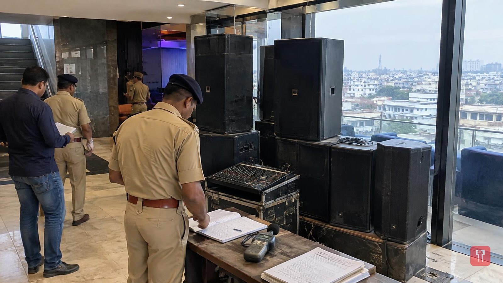 मंगलवारी बाजार के हिचकी लाउंज पर CP नांगरे पाटिल की टीम की रात में रेड, केस दर्ज