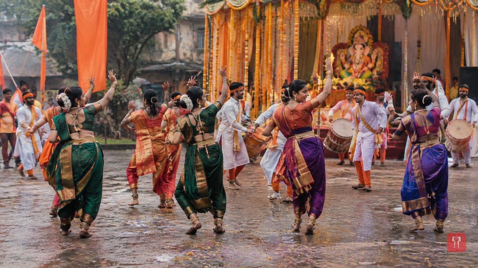 'मैत्रेया' का गाना आया, उर्मिला कानेटकर-क्रांती रेडकर साथ में नाचती दिखीं