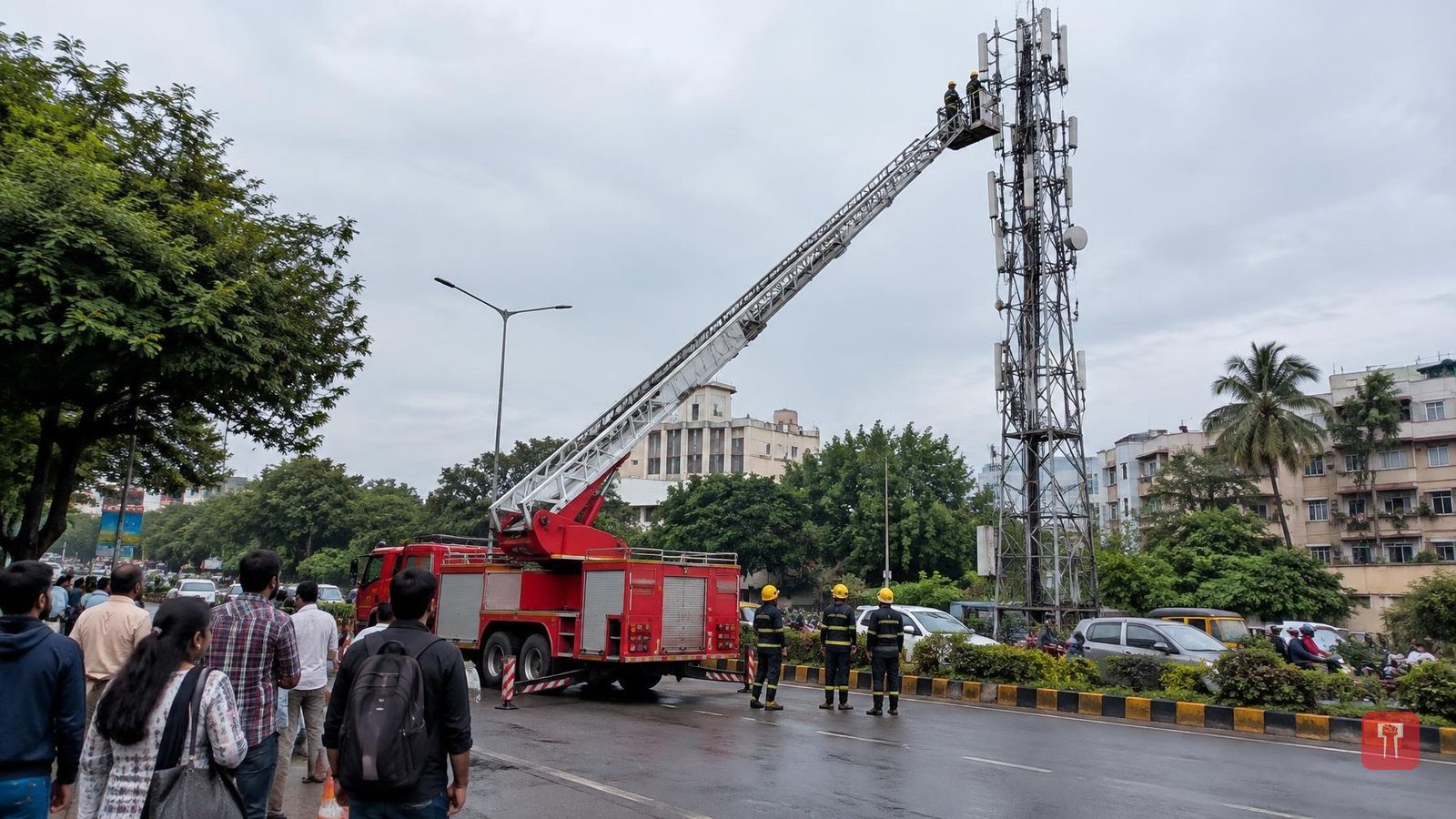 नागपुर में टॉवर पर चढ़ा युवक, ढाई घंटे की मशक्कत के बाद उतरा, थाने से फरार