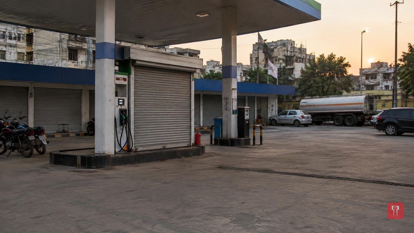 पाकिस्तान में ईंधन संकट गहराया, सरकार रात 8 बजे बाद दुकानें बंद करने की तैयारी में