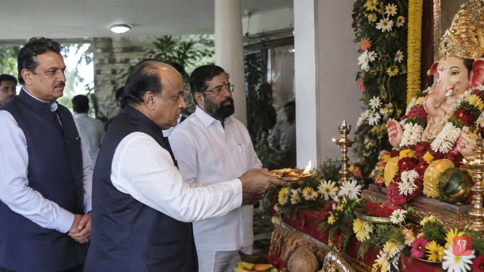 भाजपा के राष्ट्रीय अध्यक्ष नितिन नबीन ने उपमुख्यमंत्री एकनाथ शिंदे के घर गणपति बप्पा के दर्शन किए