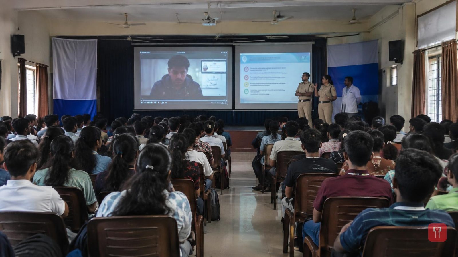 वर्धा पुलिस का बजाज कॉलेज में नशामुक्ति पर जनजागृति कार्यक्रम, छात्रों को दी सलाह