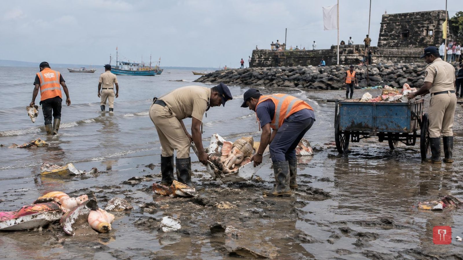 वसई किल्ला जेट्टी पर विसर्जन के बाद गणेश मूर्तियों के टूटे अवशेष मिले, नाराजगी