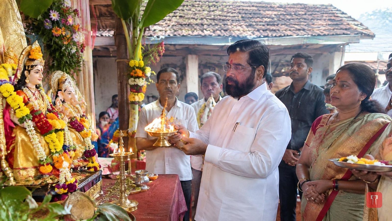 उपमुख्यमंत्री शिंदे के दरे गांव वाले घर में गौराई का आगमन, परिवार के साथ मनाया उत्सव