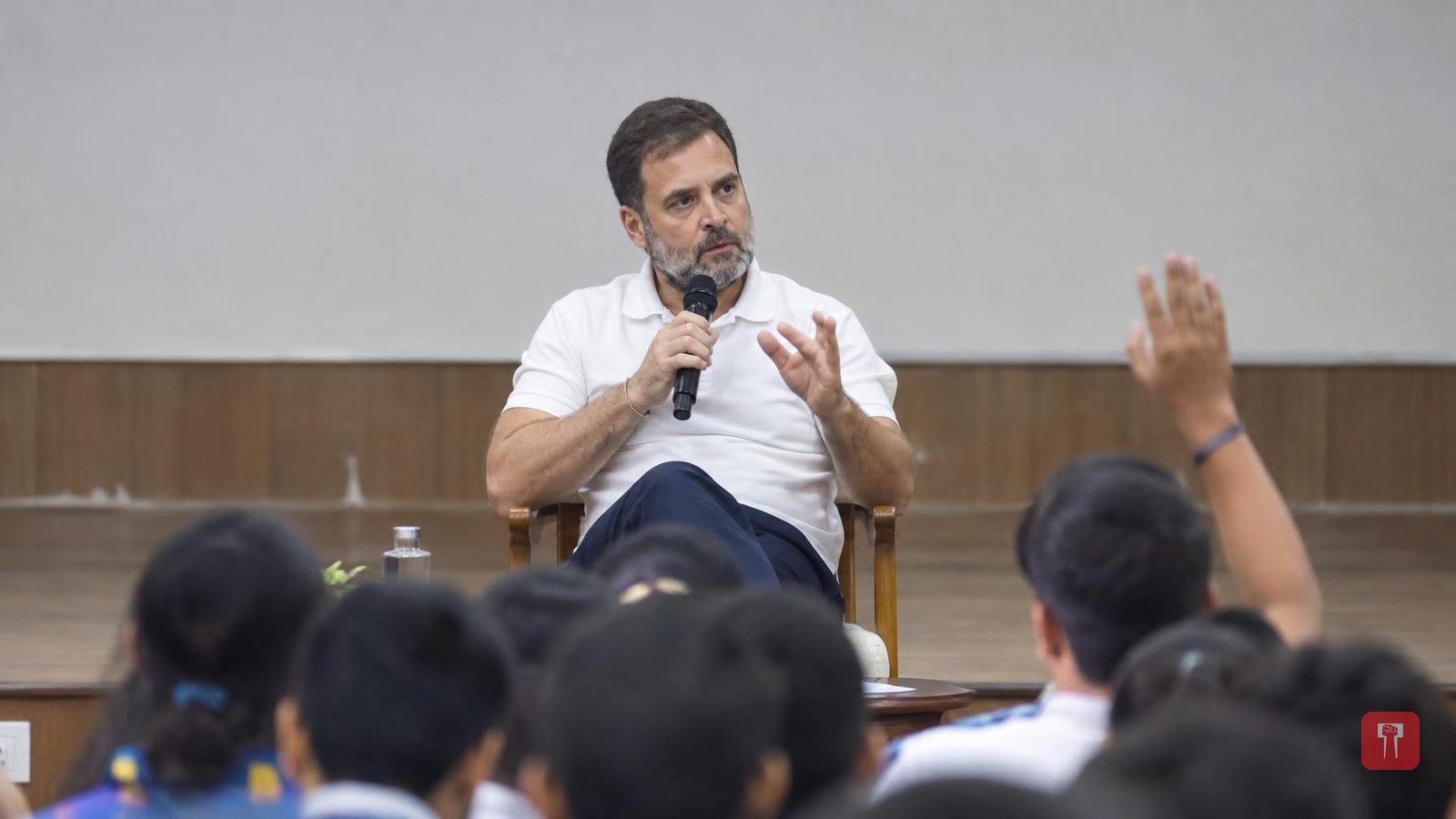 राहुल गांधी: 'यंत्रणेला प्रश्न विचारणारे विद्यार्थी नकोत, भक्त हवेत' - इंदूरमध्ये वक्तव्य